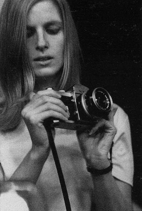 arabamolsamontgiymezdim:  Patty Smith (my favourite) Linda McCartney with a Nikon.