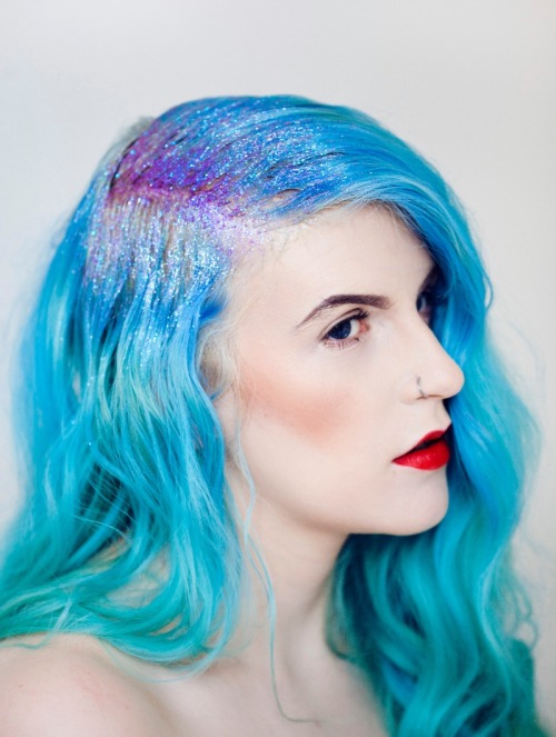 theunisexmode:  Hair Inspiration : Glitter Roots!  Let’s be honest we’ve all tried dip dye, we have experimented with dark roots and loads of crazy colour semi permanent colours; so what’s next? We have all been wondering the same thing and Scottish