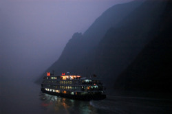 unrar:   China, Three Gorges 2003. View of the Three Gorges at Dawn from a passenger ship, Peter van Agtmael.