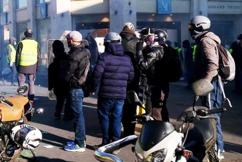 goodmorningleftside - Protestors defending themselves from police...