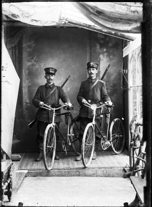 gunsandposes:Bicycle messengers in the First World War.(drakegoodman)