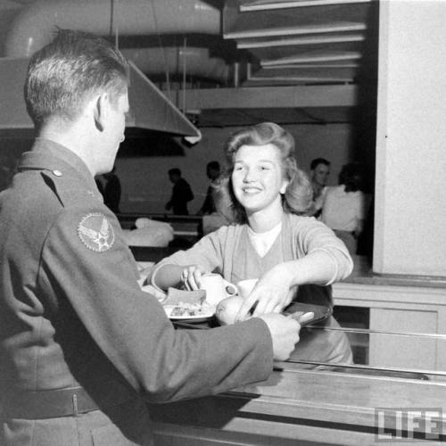 Servicemen eating in the Hollywood High School cafeteria(Peter Stackpole. 1944)