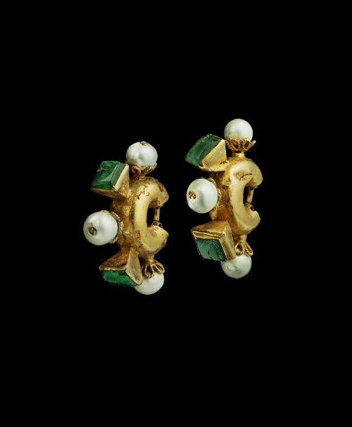 waswseffortblog: A Pair of Gold Earrings with Pearls and Emeralds. Byzantine, C. 6th Century AD.(Sou