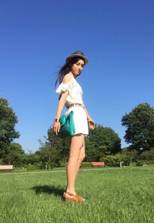 【私服日記】#國井かれん　夏らしく全身ホワイトコーデです！ アクセントにゴールドとブルーの小物を合わせました(*´︶`*)❤︎