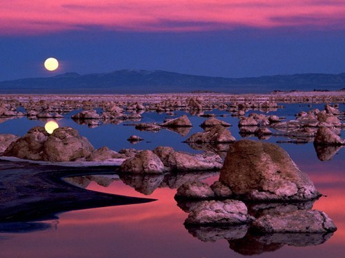 odditiesoflife:  Mono Lake One of the most beautiful and oldest lakes in the world,
