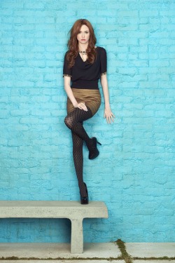 celebsinpantyhose:  Karen Gillian in a tight mini skirt and pantyhose 2 