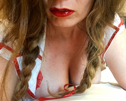 allthingssexyforu:  Tagged by @monchichitamberine for a Friday submission to be creative and include head, shoulders, knees, and toes.  I hope this counts for covering all the correct parts ❤️