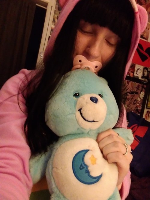 binkybarf:  Just wanted to show off my care bear onesie that’s a children’s large (yes I am smol) I LOVE that you can see my diaper through it. <3 Bedtime Bear wanted to say hi!!!