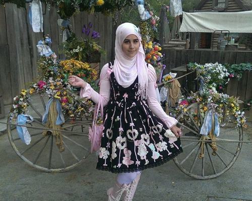 a-night-in-wonderland:Muslim Lolita Fashion
