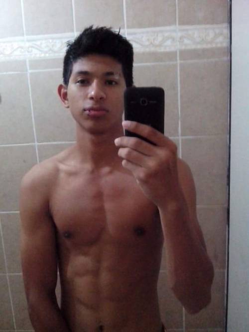 luis-m69: vergasyfetichesgay: Que ricos huevotes y verga morena tiene este chavito..para ver mas lat