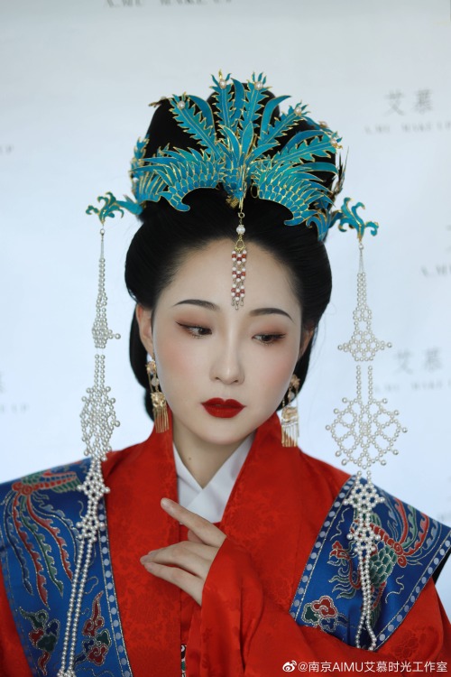 Traditional Chinese hanfu, hairstyles, and accessories in the style of the Ming dynasty.