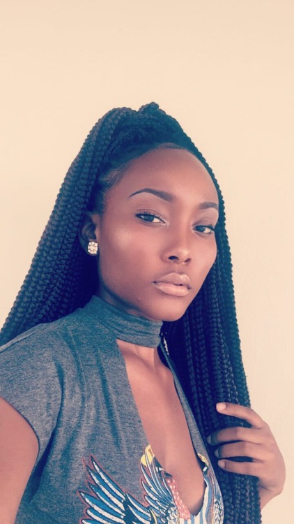 fedupblackwoman: darkskinnedblackbeauty: Ig: relahwinde Ooooh her braids look so full. I want my hair like this. 