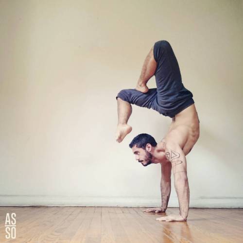 yo-ches: #StopDropAndYoga for one of my favorite yogis ever 😜 @samgach. I hope you get well soon buddy. 👌 .  .  Passing to @toronto_yogi and  @annasepulvedayoga. When you have time guys. 😁😘😘 .  .  #yogadudes #yogaeverydamnday #mensYoga