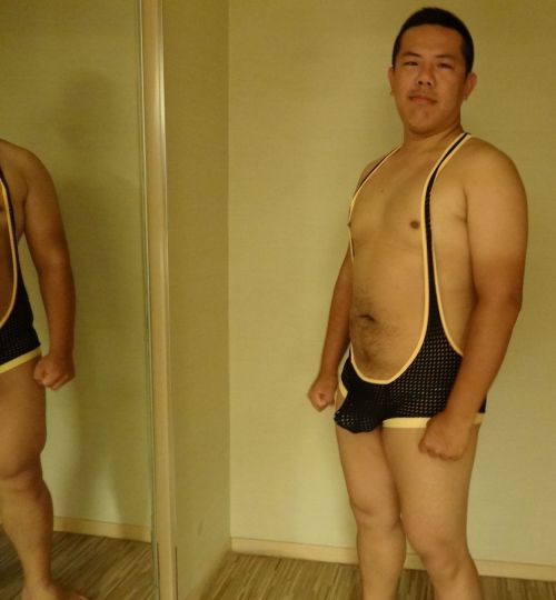 pangxiongxiong: znbear  love bear  www.aipxtk.net  ♂♂  I love me some panda belly. ;) grrr