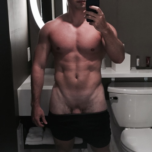 texasfratboy:  so glad this college jock loves to share photos of his hot bod! yummy! 