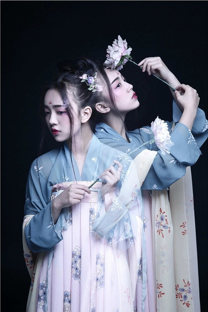 fuckyeahchinesefashion:  How to do a 双环髻 Shuanghuan Ji. This hairstyle was