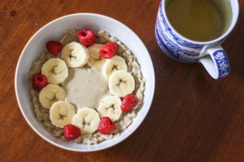 floweringfreedom:  I didn’t sleep well last night, but this morning’s breakfast was worth the tiredness: oatmeal with a banana, raspberries, and tahini. Mmm. 