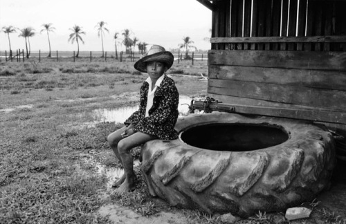 Descansando sobre sacos, 1985Homem e canoa, 1984Menino e pneu no Marajó, 1984Rosa do Rio Pa&u