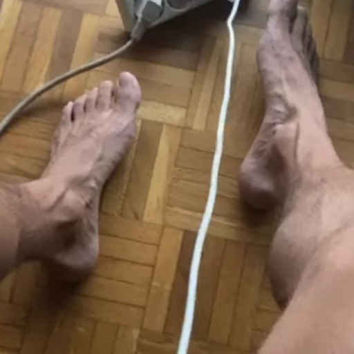 rubadubdub2020: great white socks and great feet