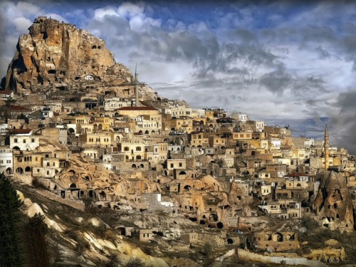 neil-gaiman:odditiesoflife:Stunning Landscape - Cappadocia, TurkeyThe mysterious rock formations and
