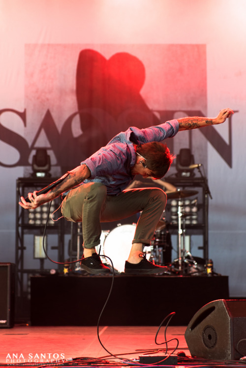 Anthony Green of Saosin catching some air on this year’s Taste of Chaos Tour ||