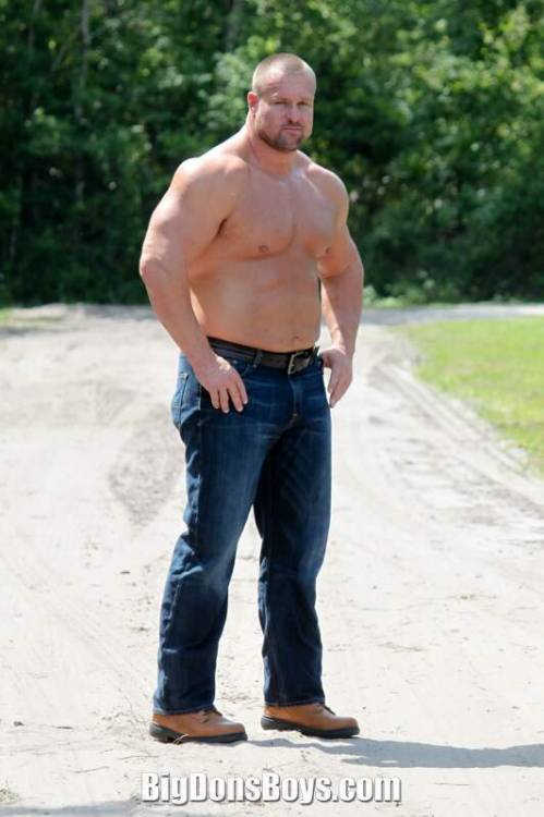bigguythings: thickbear475:  littledee84:  Gigantic Gary - 6′6″ and 330 lbs  MASS~!  Jus