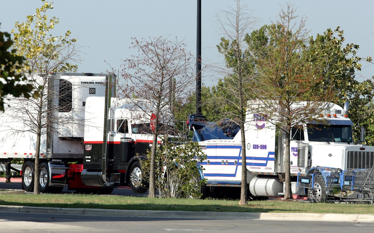 TRÁFICO DE PERSONAS. Nueve inmigrantes mueren ocultos en un camión en Texas, cerca de la frontera con México. Nueve presuntos inmigrantes indocumentados fueron hallados muertos este domingo dentro de un camión estacionado en Texas, cerca de la...