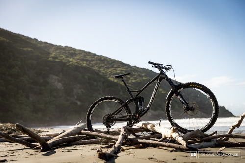 aces5050:(via Spotted: Keegan Wright’s 29" Devinci Enduro Bike - Pinkbike)