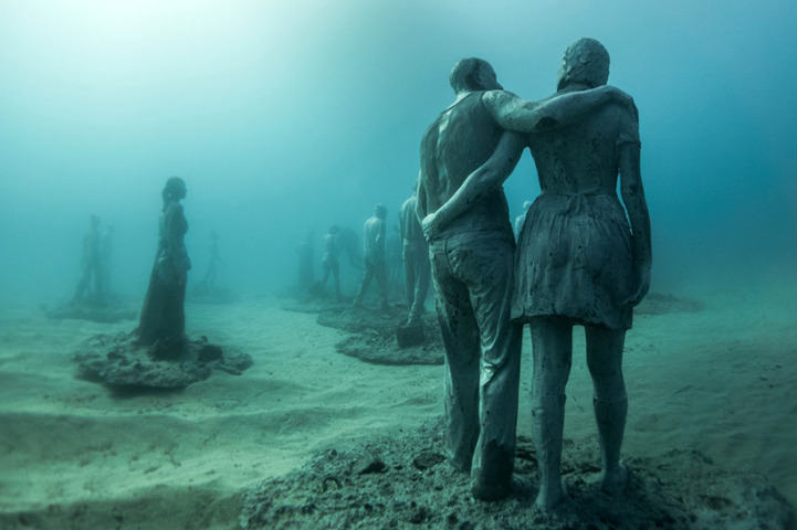 oneoakdutch:  melinatedmadame:  oneoakdutch:  mymodernmet:   Human Sculptures Submerged