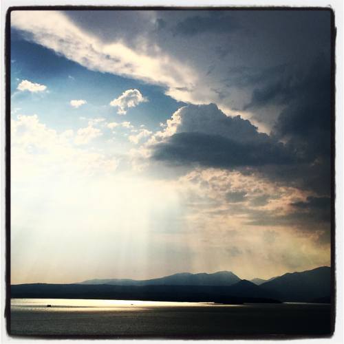 COME ORO CHE LUCCICA. Controversie Meteo. #torridelbenaco #lagodigarda #agosto #lageografiadellenuvole