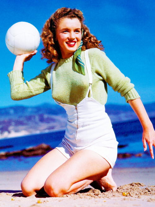 retrogasm:  Marilyn having a ball…