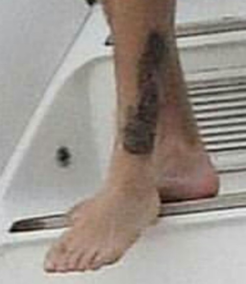 xxxtremely-pervert-gay: Justin Bieber sexy feet on holiday