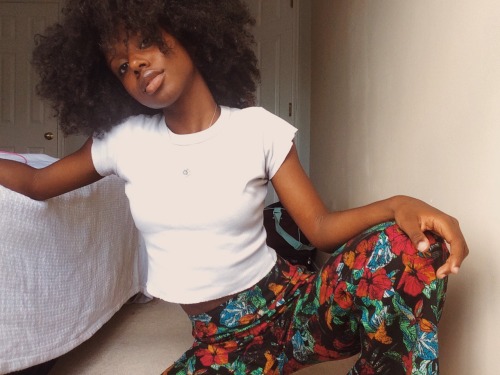 curls-bythapound:  Tonez ✨🌺👐🏾 IG: Sixteencats