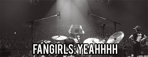 jjong-asm-blog:   Yonghwa checked if there’s a guy(s) who’s watching their concert