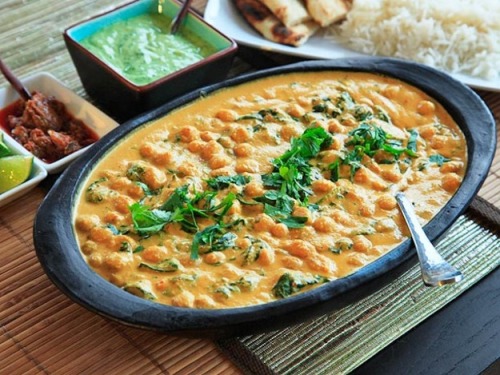 tinykitchenvegan:Chickpea, Coconut, and Cashew Curry