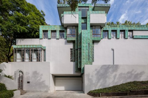 juliaknz:FRANK LLOYD WRIGHTSAMUEL-NOVARRO HOUSE, 1928Los Angeles, CAImages © Tim Street-Porter (first image) / Douglas Elliman