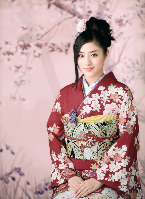 thekimonogallery - Satomi Ishihara in kimono.  Image via g2slp of...