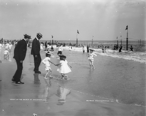 On the Beach at Rockaway, N.Y.between 1901 and 1906Glass plate negativePublished: Detroit Photograph