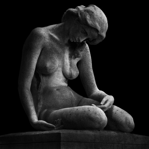 devidsketchbook: GRAVEYARD SCULPTURES IN MILAN Graveyard sculpture portraiture in Monumentale, the h
