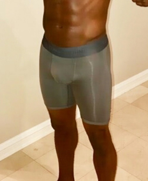 lamarworld:  Kevin Hart bulge