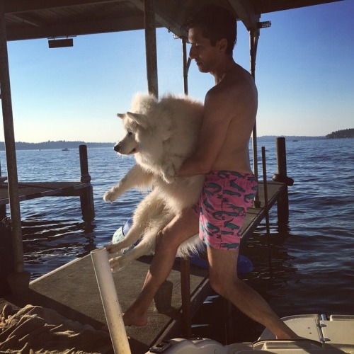skookumthesamoyed:  Area hero carries scaredy dog over terrifying six-inch gap between the dock and the boat
