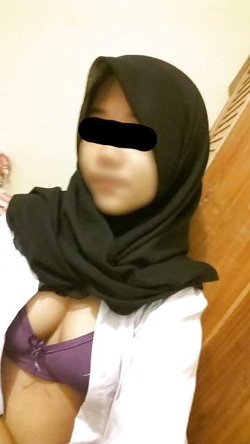alexisq: Awek form 4 skolah tutttt , give me a topup &amp; i will give her number