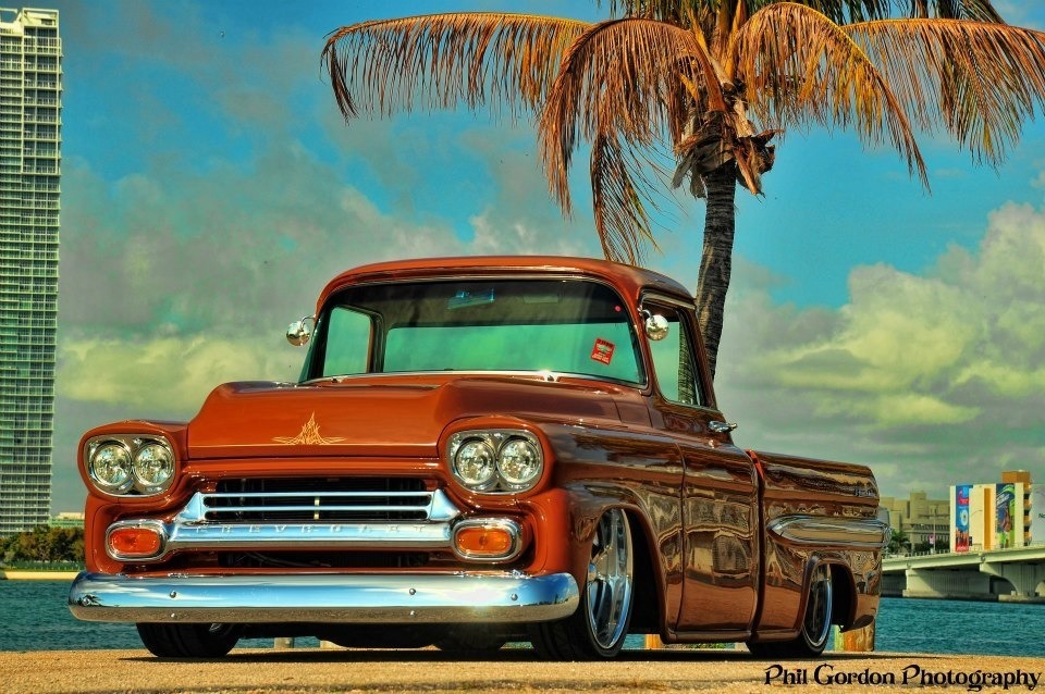 relaxed-iron:  http://www.philgordonphotography.com