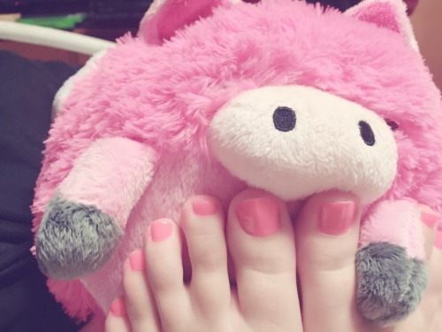 snoopythatsme: male-foot-whore-submissive: sarahsfeet: Pink piggies on a pink piggy! both are adorab