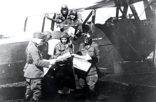 RAF pilots and observers studying maps beside an Armstrong WhitworthF.K.8. (April 1918).The Royal Ai
