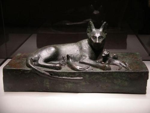 sixpenceee: When a family cat died in ancient Egypt, family members would mourn 