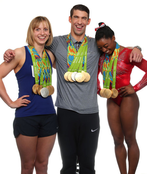 jaywocker: Lol they had to put Simone’s tiny self on a stand