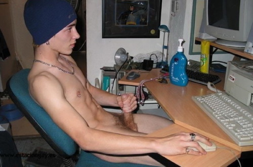 harleyman6996:  ivankodragov:  ivankodragov.tumblr.com - naked gay, Exhib, nudist, CFNM, strapon   This guy is hot