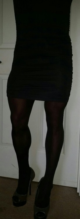 luvmyhose:Really liking the dress and how it shows my curvesVery nice