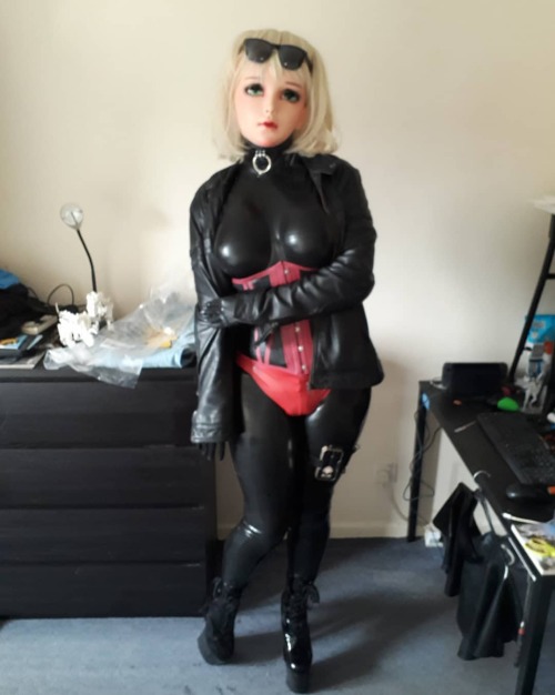 mb47: How’s this pose? #rubber #latexfetish #Latex #l4tex #l8tex #rubberfetish #latexclothing 
